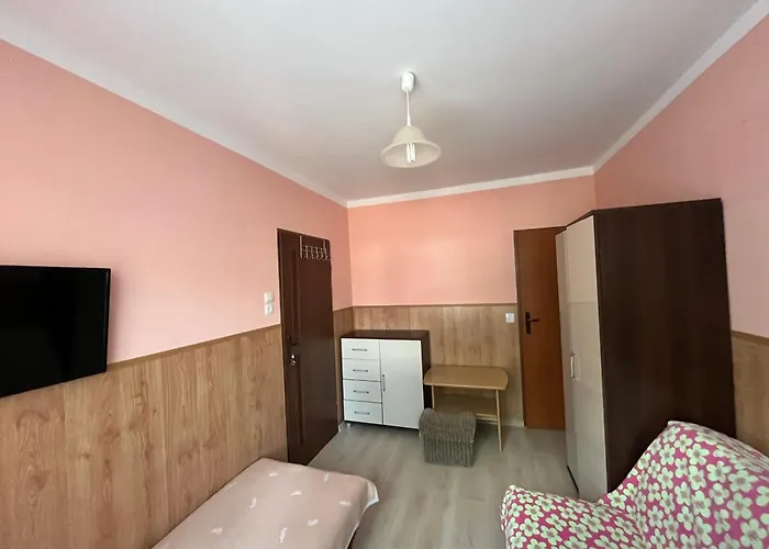 Upaniani Pensión 3*