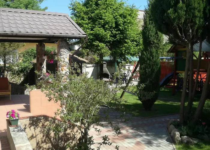 Upaniani Pensión 3*