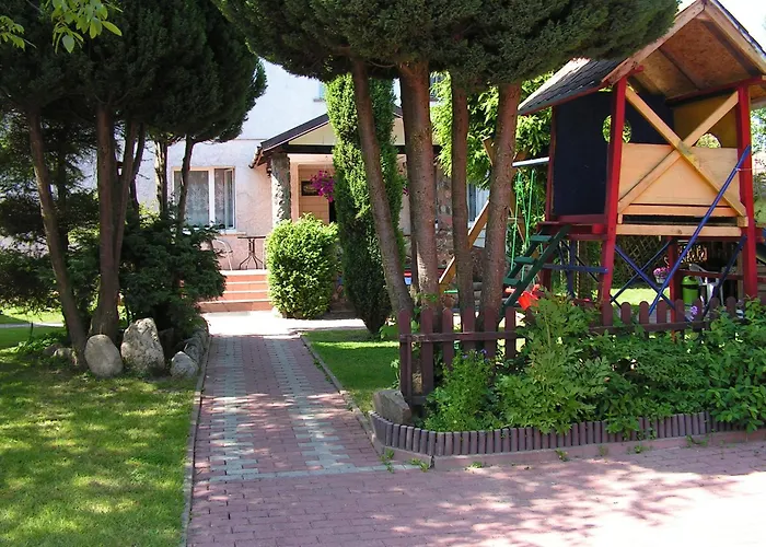 Upaniani Pensión 3*