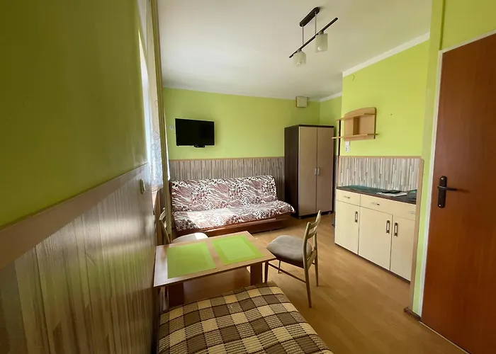 Upaniani Pensión 3*