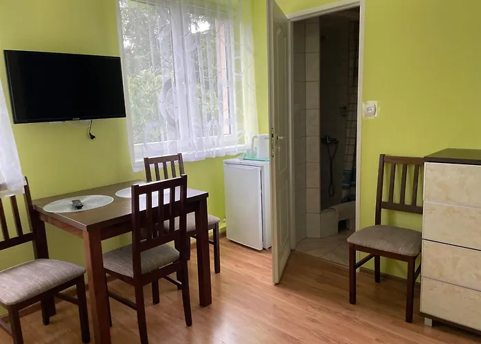 Upaniani Pensión 3*