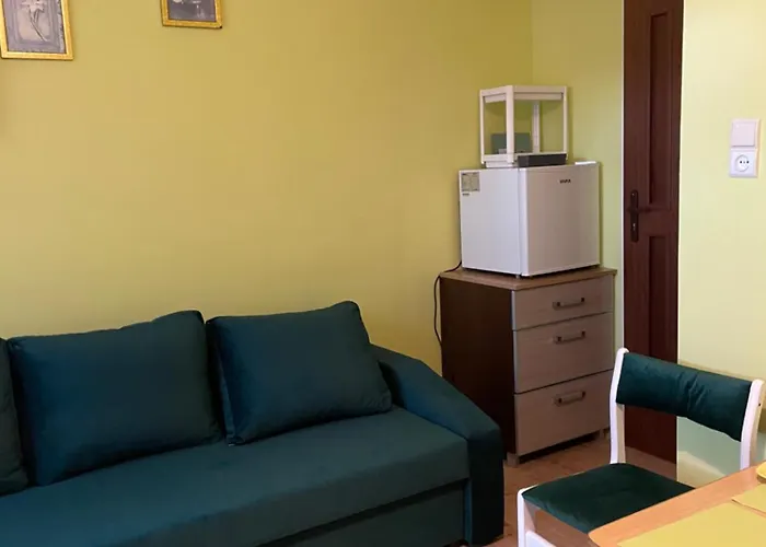 Upaniani Pensión 3*